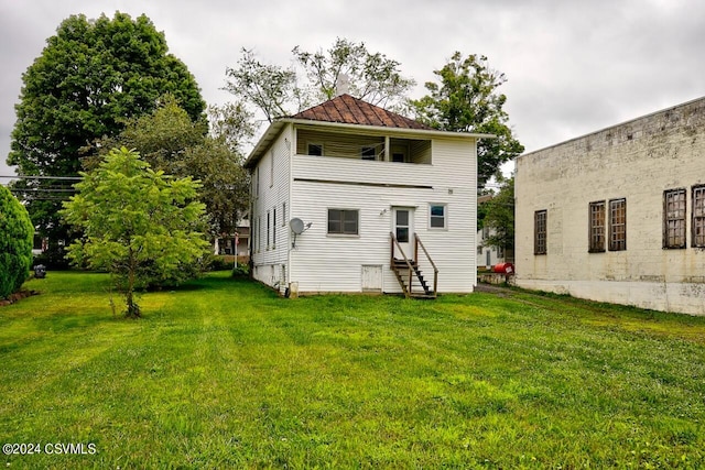 back of house featuring a lawn