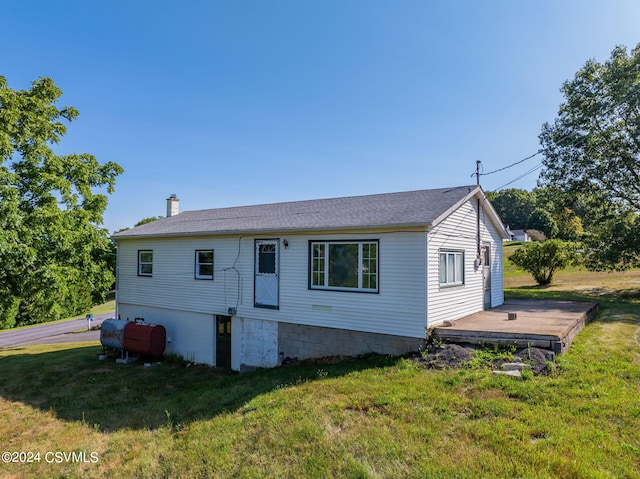 view of front of house featuring a front lawn