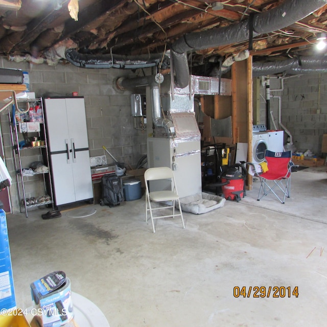 basement with washer / clothes dryer and heating unit