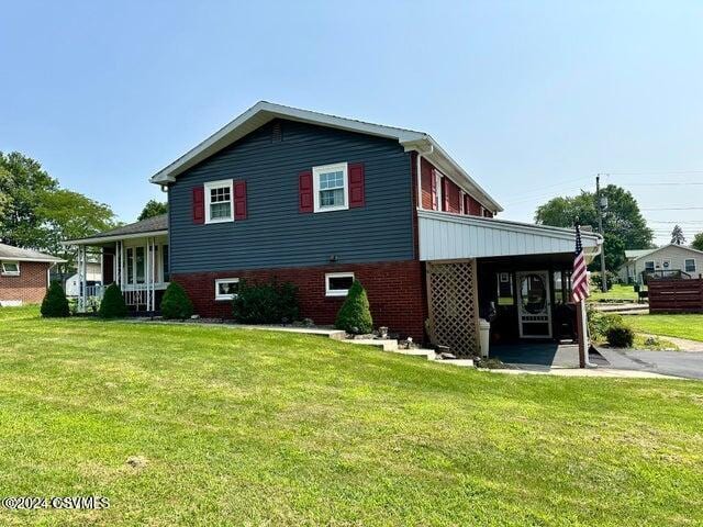 view of front of home with a front yard