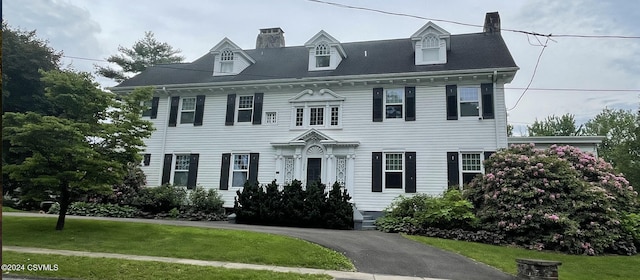 view of front facade featuring a front yard