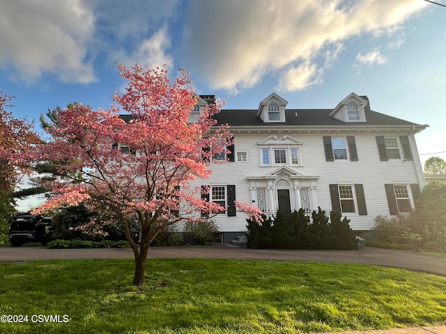 view of front of property featuring a front lawn