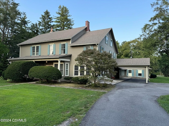 view of front facade featuring a front lawn