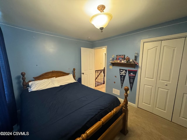 bedroom featuring carpet flooring and a closet