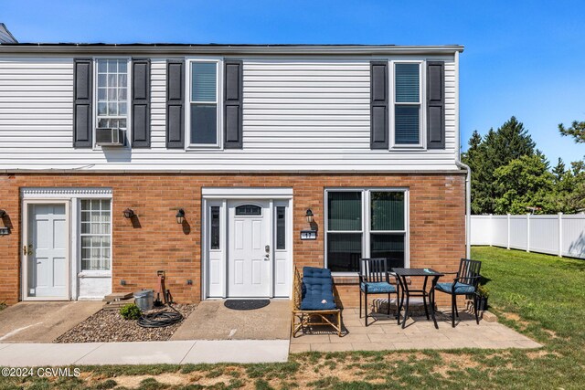 view of front of property featuring a front yard and a patio area