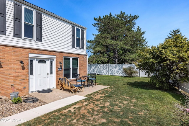 view of yard featuring a patio