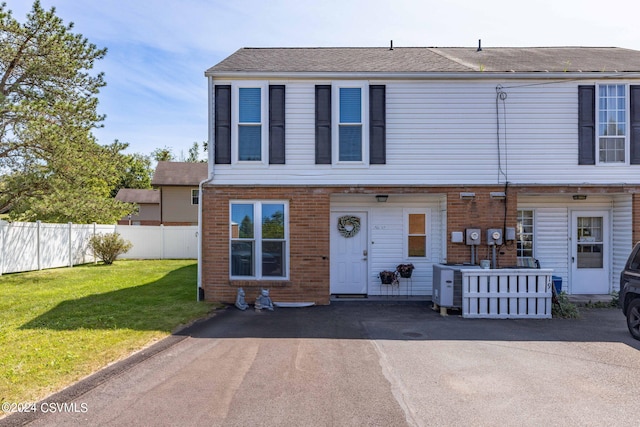 multi unit property featuring a front yard