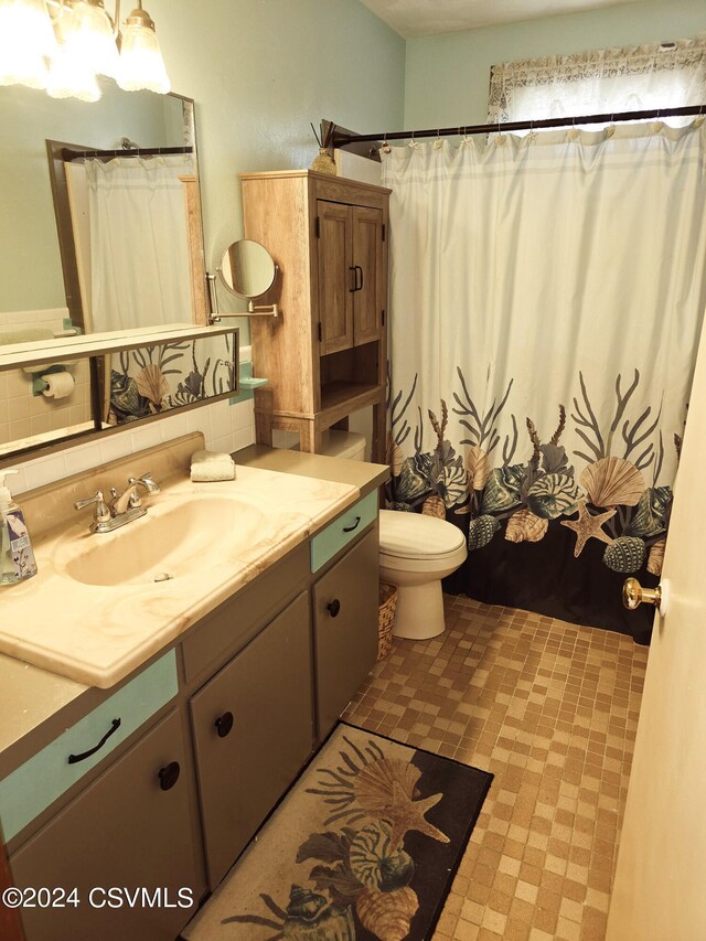 1000 E 6th St, Berwick, PA 18603 - full bath featuring a shower with shower curtain, backsplash, toilet, and vanity