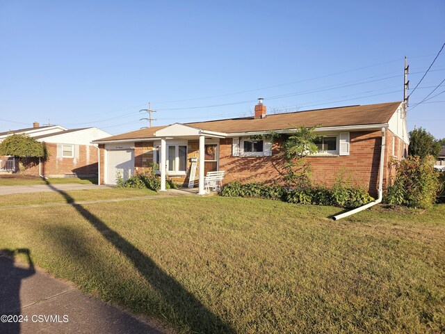 single story home featuring a front yard