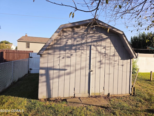 view of outdoor structure featuring a yard