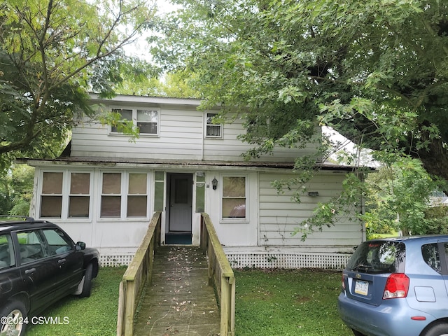 view of front of home featuring a front lawn