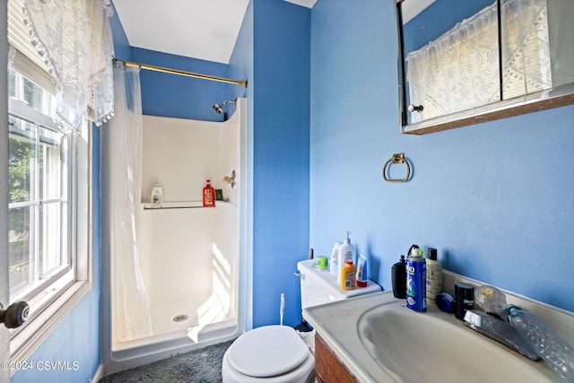 bathroom featuring a shower with curtain, vanity, and toilet