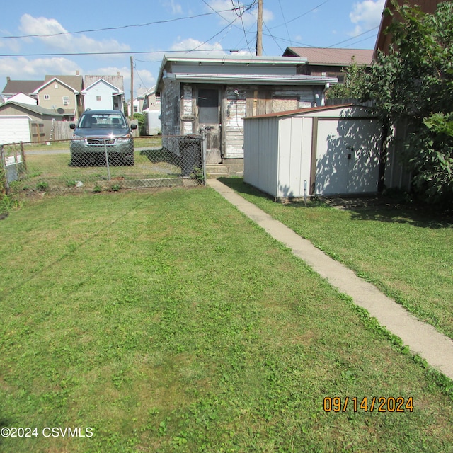 view of yard featuring a storage unit