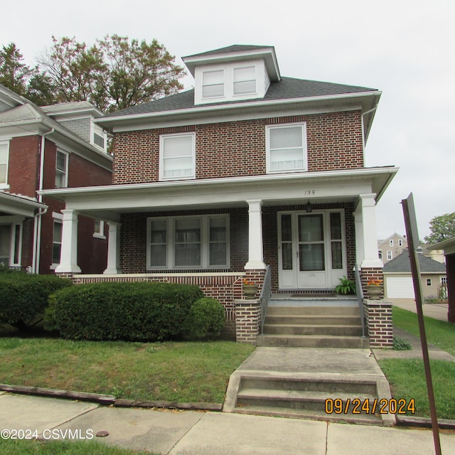 view of front of property featuring a front lawn and covered porch