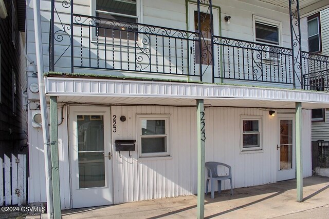 entrance to property featuring a balcony