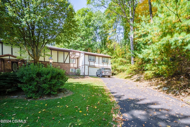 view of front of property featuring a front lawn and a garage