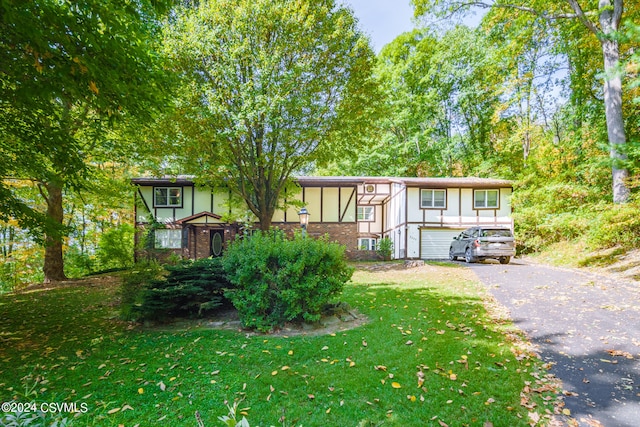 view of front of home featuring a front yard