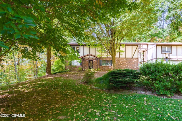 view of front of property with a front yard