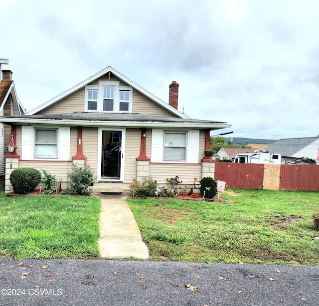 view of front of property featuring a front yard