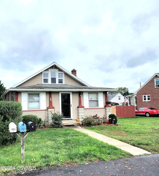 view of front facade featuring a front lawn