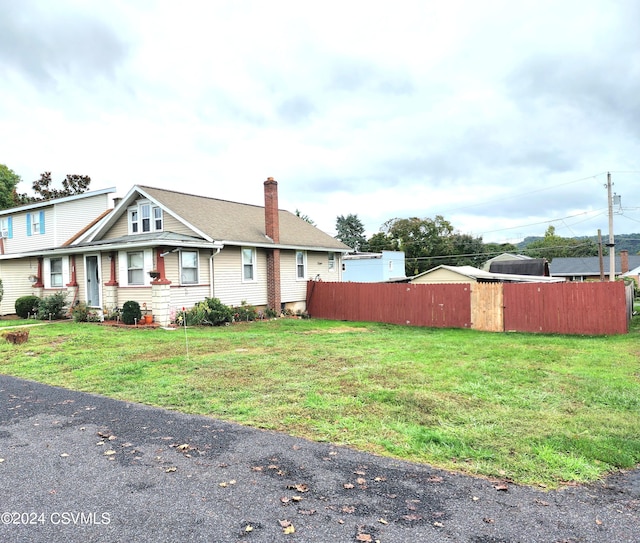 single story home with a front yard