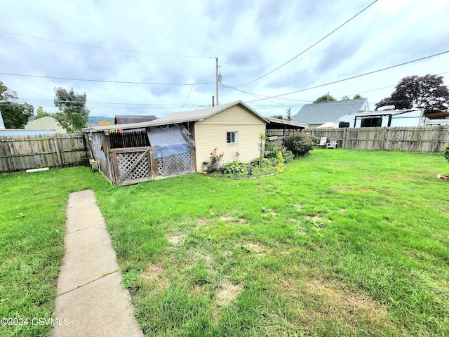 view of yard with an outdoor structure