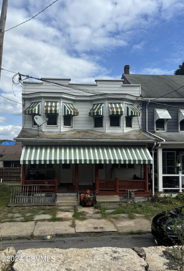 view of front of property featuring a porch