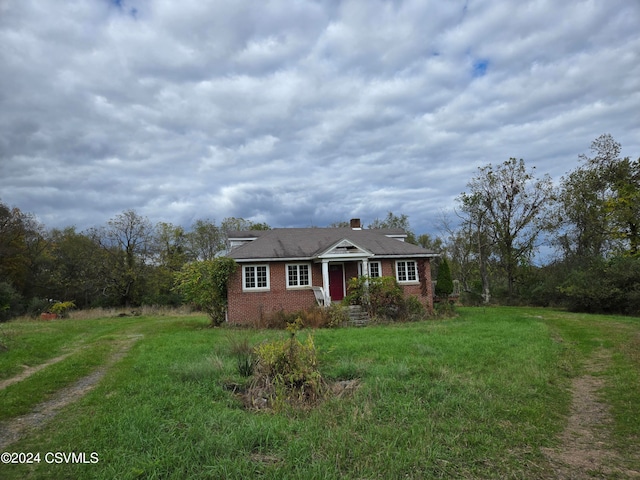 single story home featuring a front yard