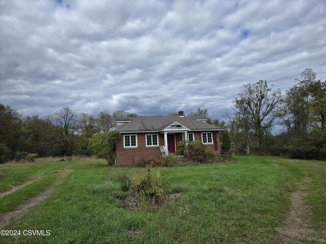 view of front of home with brick siding and a front yard