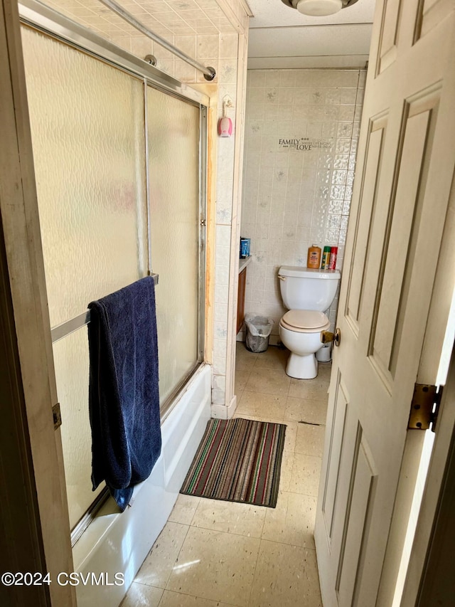 bathroom with toilet and enclosed tub / shower combo