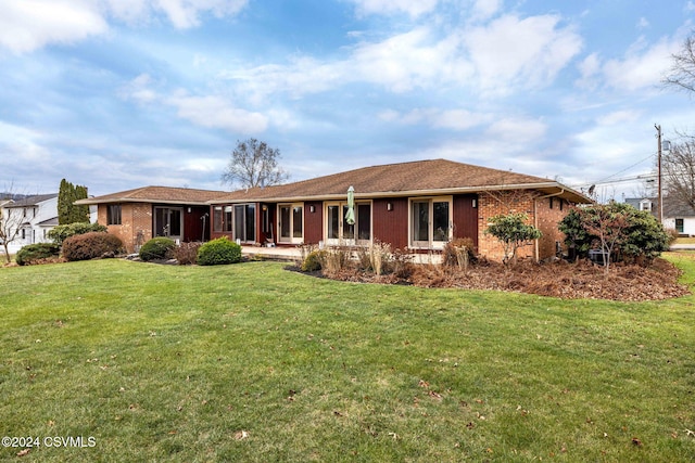 single story home with a front yard