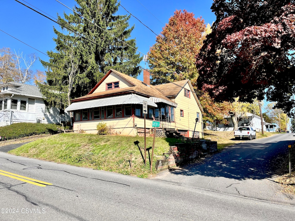 view of front facade with a front yard