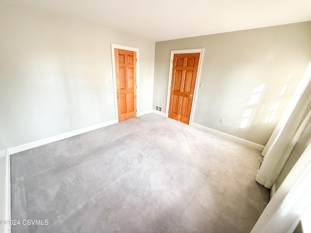 unfurnished room featuring carpet