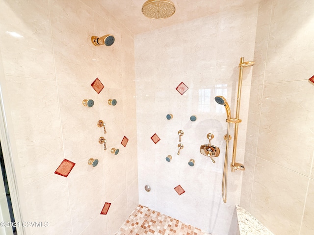 bathroom featuring tiled shower