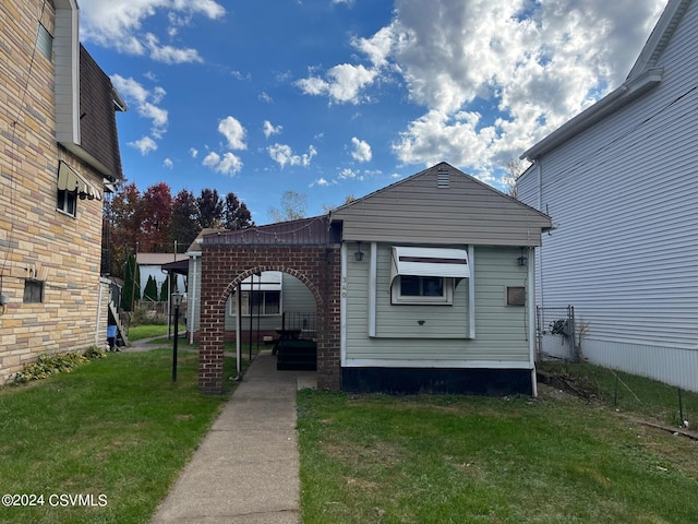 exterior space featuring a front yard