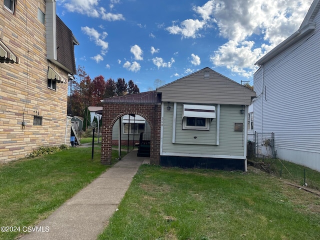 view of front of property featuring a front lawn