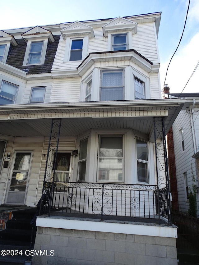 view of front facade with a porch