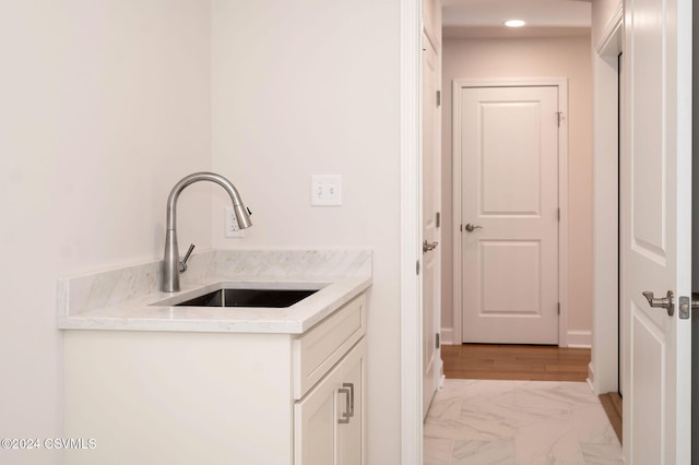 washroom with recessed lighting, a sink, and marble finish floor