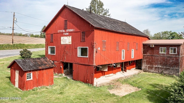 view of outdoor structure with a yard