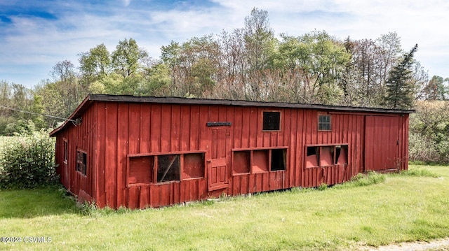 view of outdoor structure featuring a yard