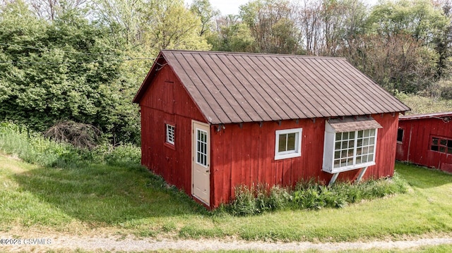 view of outdoor structure with a lawn