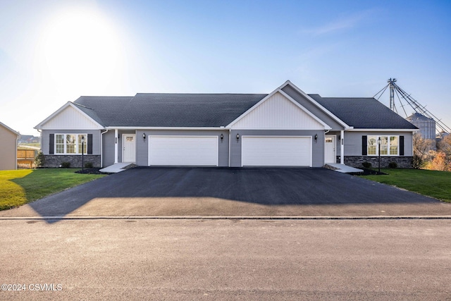 view of front facade featuring a front lawn and a garage