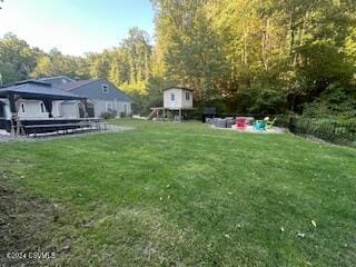 view of yard featuring a storage unit