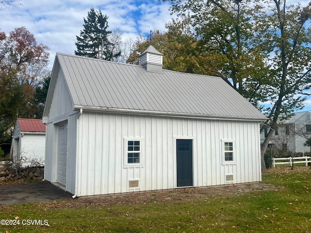 view of outdoor structure featuring a garage and a yard