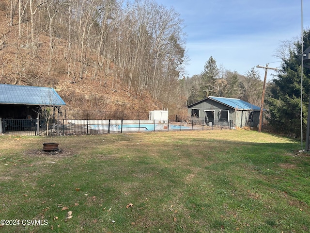 view of yard featuring a fenced in pool