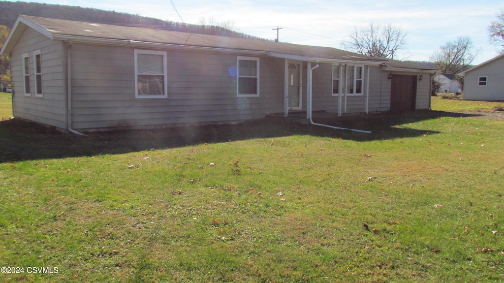 view of front of property with a front lawn