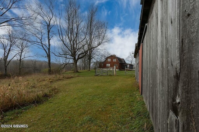 view of yard with an outbuilding