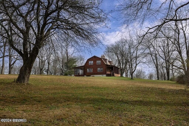 view of yard with an outbuilding