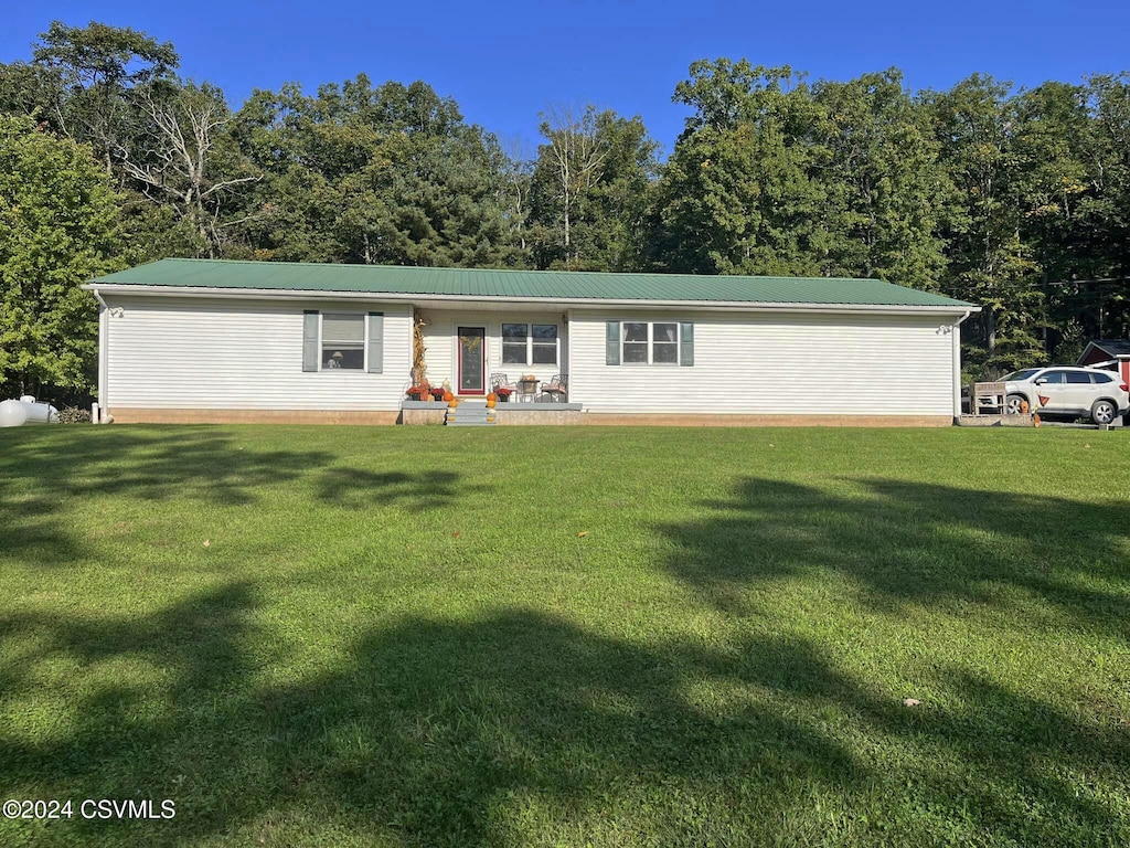 view of front of house with a front yard