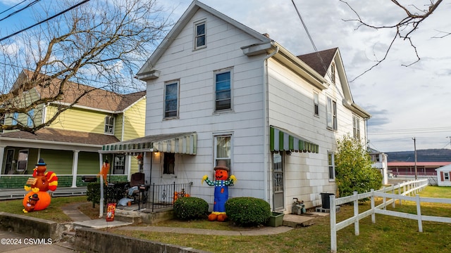 view of front of house featuring a front lawn